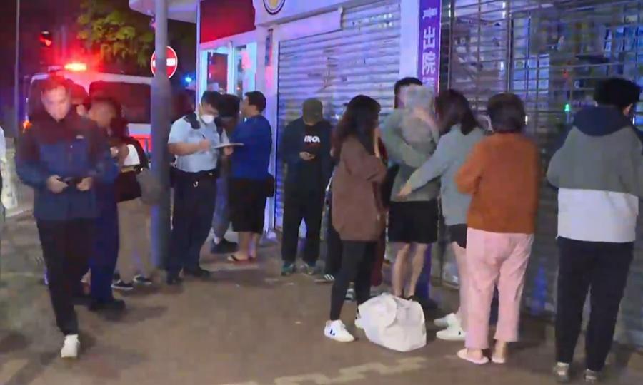 事件中,約30名住客疏散落樓下暫避。(有線新聞截圖)