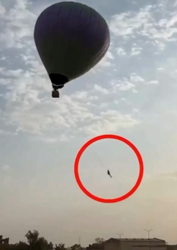 Khatri被扯到空中大約30米高時,卻因繩子斷掉而墮地。(X)