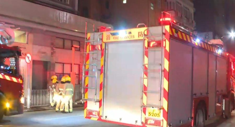 消防員接報到場,派出一隊煙帽隊開喉灌救及搜救隊協助救援。(有線新聞截圖)