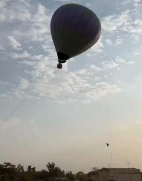 Khatri被扯到空中大約30米高時,卻因繩子斷掉而墮地。(X)