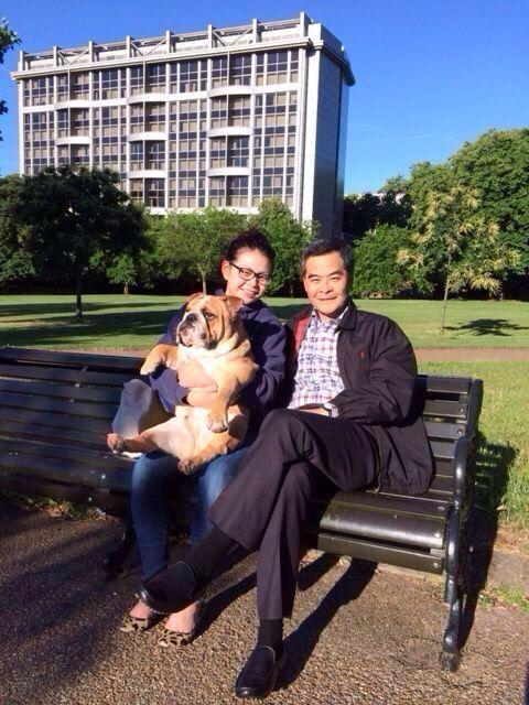 梁齊昕與父親梁振英合照。(2014年)