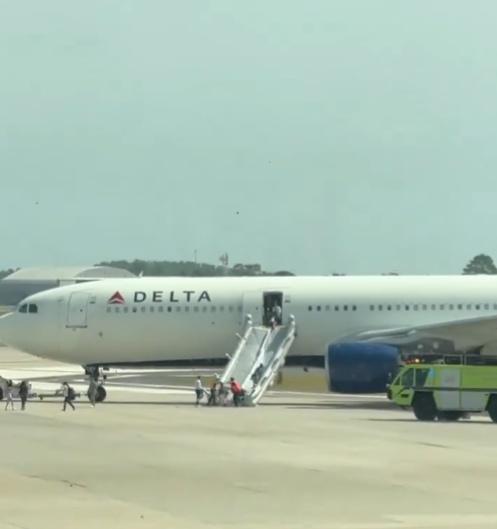 乘客透過飛機左側的緊急滑梯撤離,機場的飛機救援和消防隊到場灌救。(X)