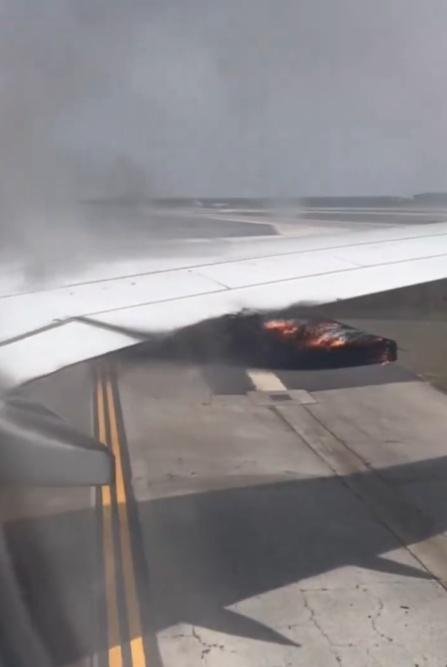 飛機在停機坪準備起飛期間,右側引擎排氣管突然冒出火焰。(X)