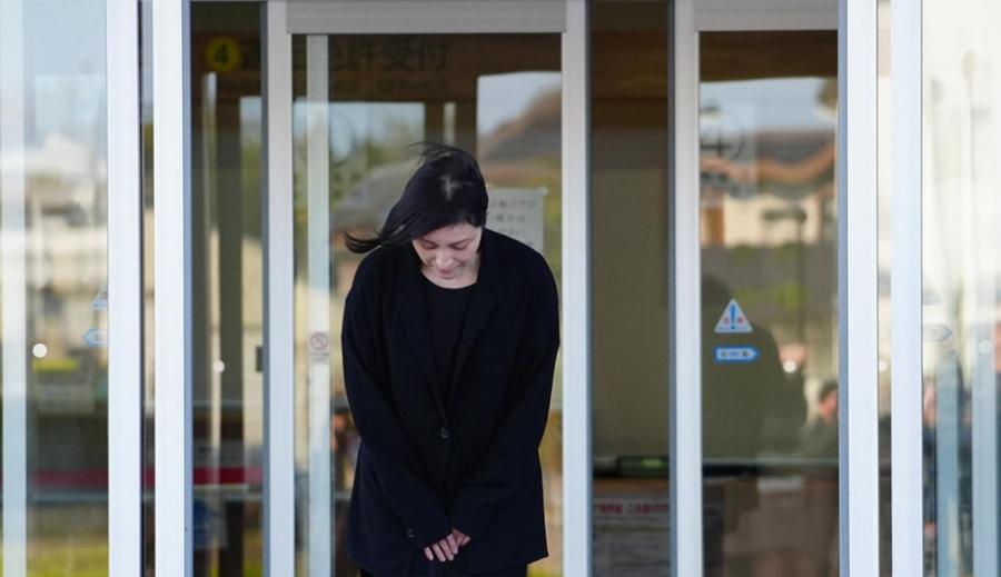 廣末涼子向在場等候的記者鞠躬約3秒。