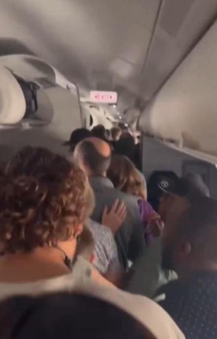 另一段緊急疏散影片顯示,乘客於機艙內有序排隊撤離。(X)