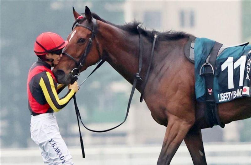 川田將雅在愛驅臨終前撫其臉頰吻別。(FB/賽馬娘Pretty Derby-官方玩家交流區)