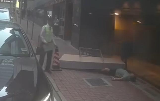 同行工友嘗試托起石膏板不果,但靈機一觸從推車取出一條長棍。(FB/ 車cam L(香港群組))