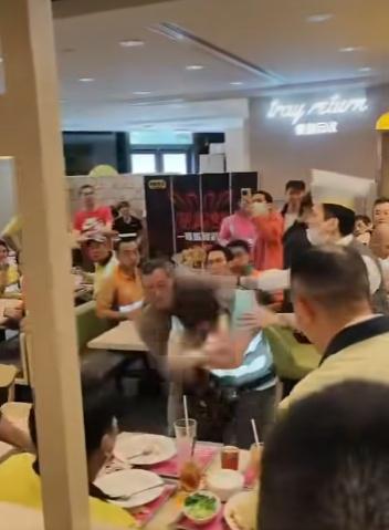 淺藍反光衣男其後處於下風,被灰衣漢猛打致倒地。(FB/香港交通及突發事故報料區)