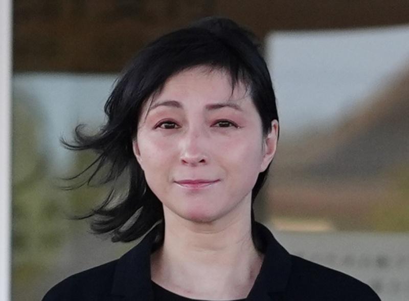 廣末涼子隨後擠出一絲笑容,便登車離開,