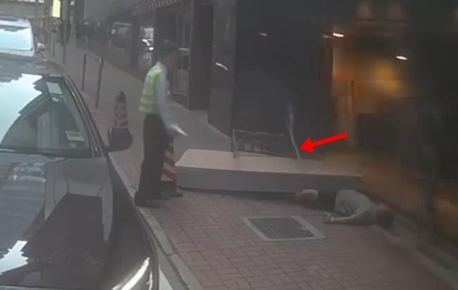 同行工友嘗試托起石膏板不果,但靈機一觸從推車取出一條長棍。(FB/ 車cam L(香港群組))