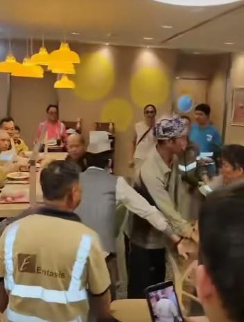 灰色反光衣男擸凳企圖再偷襲,被頭巾男阻截。(FB/香港交通及突發事故報料區)