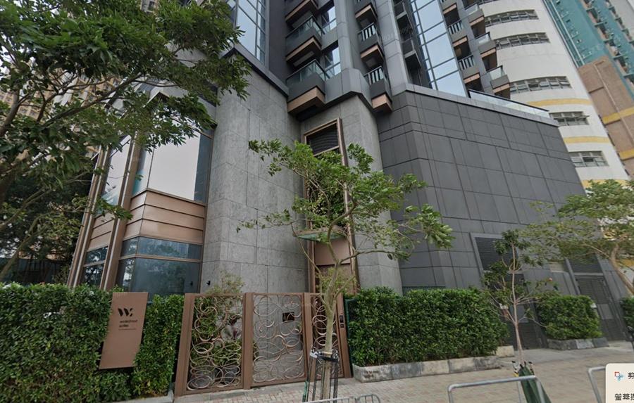 梁齊昕被發現於筲箕灣愛德街1號一服務式公寓單位內暈倒,其後證實死亡。(Google Map)