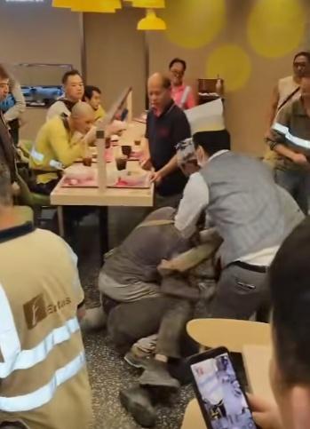 灰衣漢按著淺藍反光衣男在地猛打。(FB/香港交通及突發事故報料區)