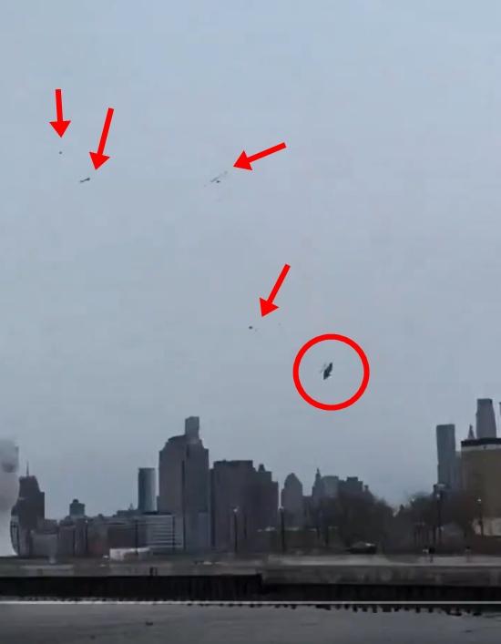 直升機失控旋轉,零件半空散落。(X)