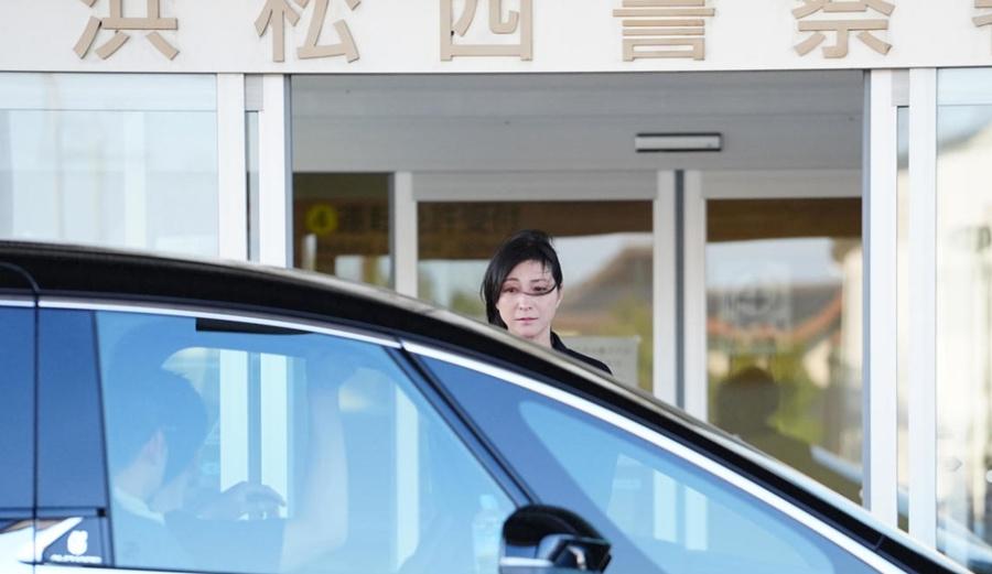 廣末涼子隨後擠出一絲笑容,便登車離開,