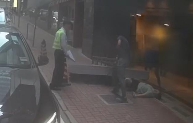 另一名工友配合下將棍插入石膏板底,以「槓桿原理」將石膏板撐起。(FB/ 車cam L(香港群組))