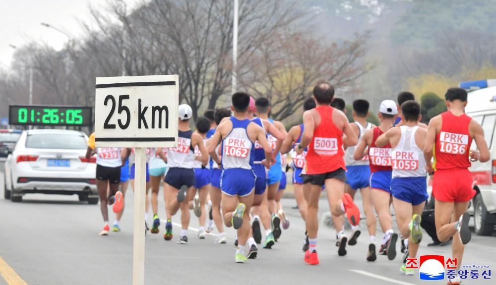 賽事採用往返路線,經過多個地標並前往郊外,最後回到競技場起步點。(朝中社)