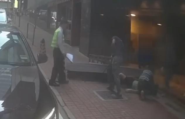 附近熱心途人亦上前協助受傷男工脫離險境。(FB/ 車cam L(香港群組))