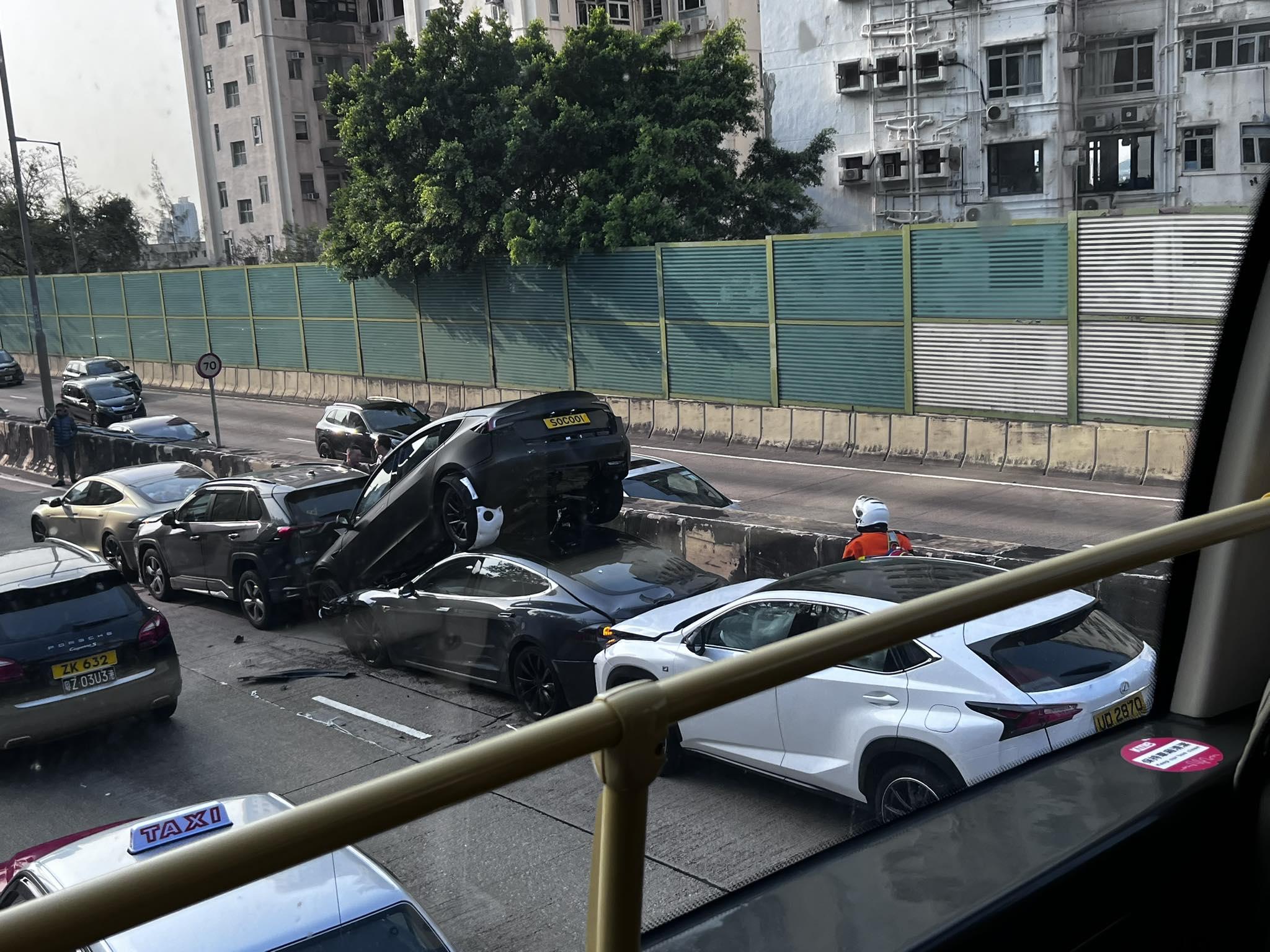 龍翔道往觀塘方向近龍翔道公園對開發生交通意,涉及7輛私家車。(FB/車cam L (香港群組))