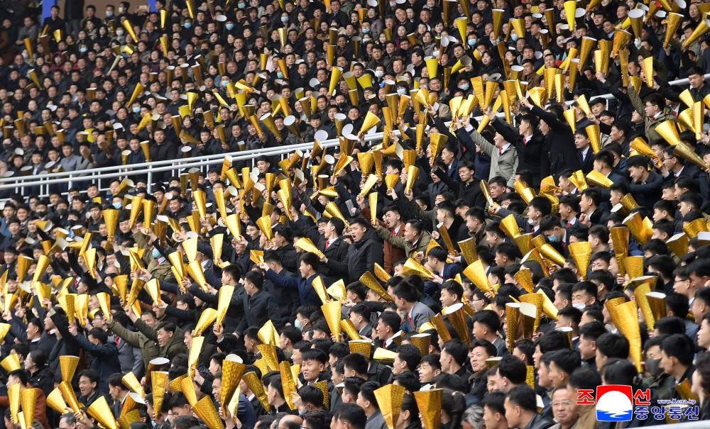 跑手入場後獲當地民眾熱烈揮手歡迎。(朝中社)