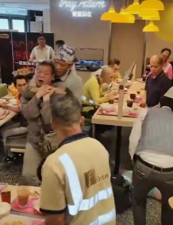 頭巾男上前拉開灰衣漢,並勸說:「唔好打啦,搵食咋嘛,X街,有咩用呢?」(FB/香港交通及突發事故報料區)