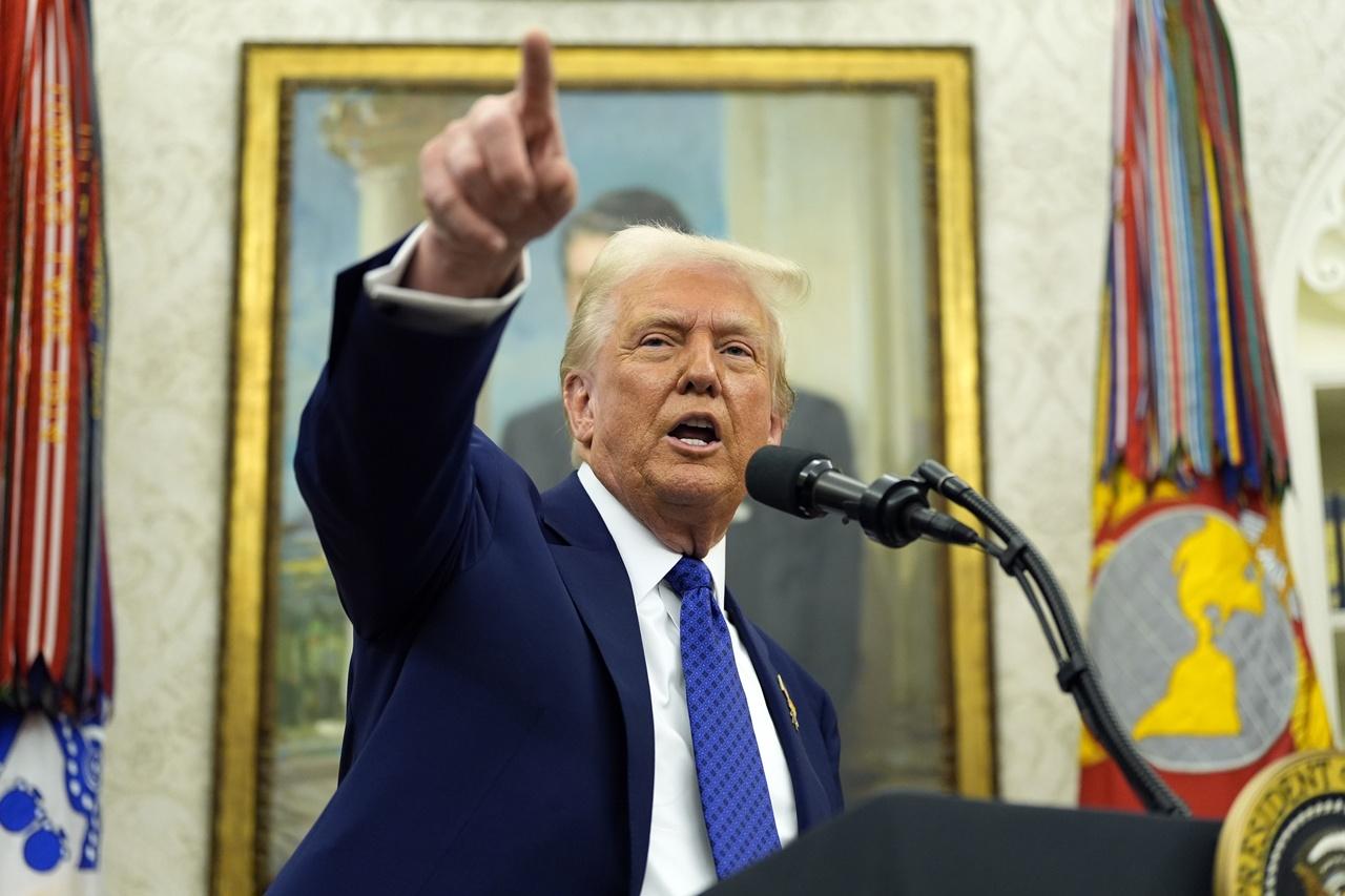 哈佛大學拒絕政府改革要求,特朗普威脅取消其免稅地位。(AP)