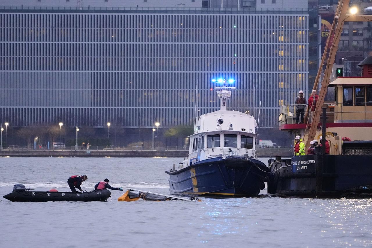 救援抵達時,直升機已翻覆,大部分沉入水中。(AP)