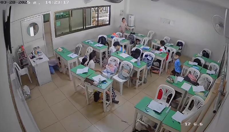 地震發生時,學生警覺地迅速躲到枱底下作掩護。(YouTube)