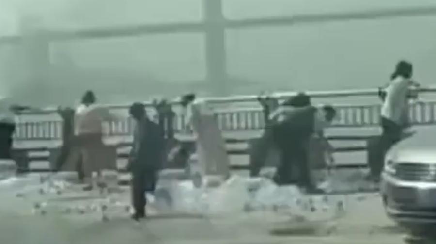 有工作人員指,因為長江禁漁期禁止放生魚類,涉事人員疑似以傾倒礦泉水替代傳統放生行為。(微博)