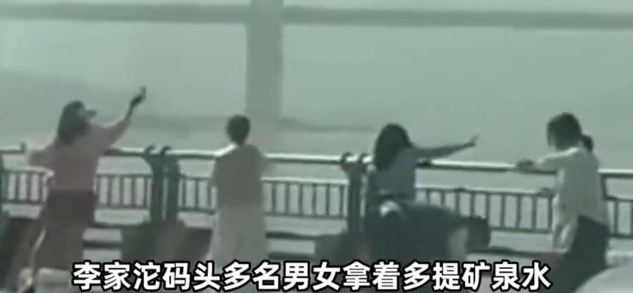 有人嘆謂:「有錢就捐到福利機構也是一種善因」。(微博)