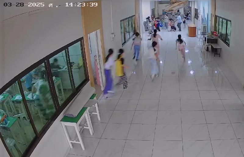 接著老師跑課室出門外並召喚學生跟隨,帶領學生逃生。(YouTube)