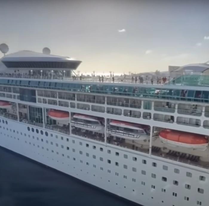 船上乘客還不斷發出歡呼聲和口哨聲,甚至有人高喊「再見」。