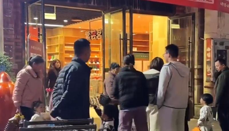 超市指,在查監控期間發現為附近居民每日購物推出超市未歸還。(微博)