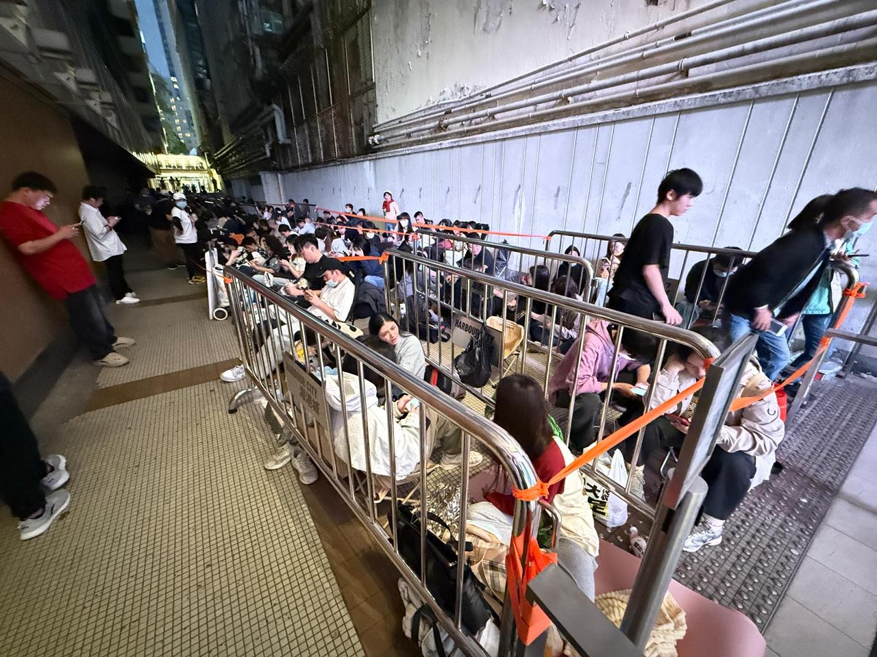 昨晚引來數百粉絲到尖沙咀海港城排隊,部分人準備排通宵,場面墟冚。