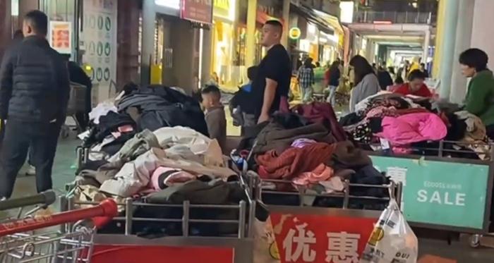 超市指,公司主動聯系物業方對周邊社區展開排查,目前已經成功找回30餘輛購物車。(微博)