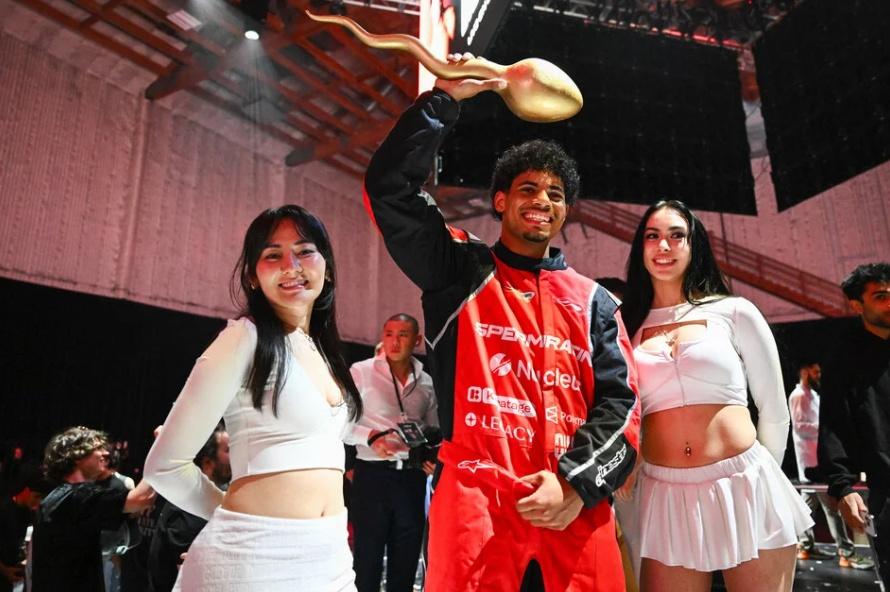 結果由USC學生Tristan Milker勝出,除了獲得1萬美金獎金,還獲得一個類似精子形狀的獎盃。(X)