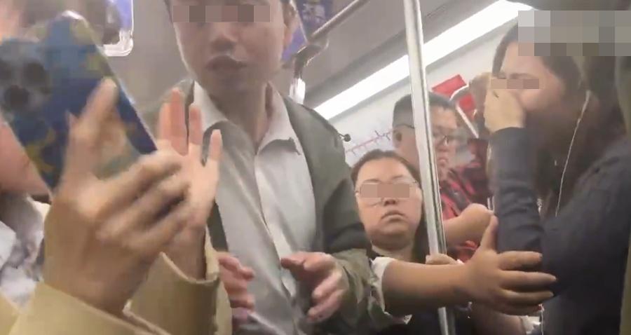 上海地鐵癡漢當眾射精,女乘客崩潰:你脫褲弄到我身上?(微博)
