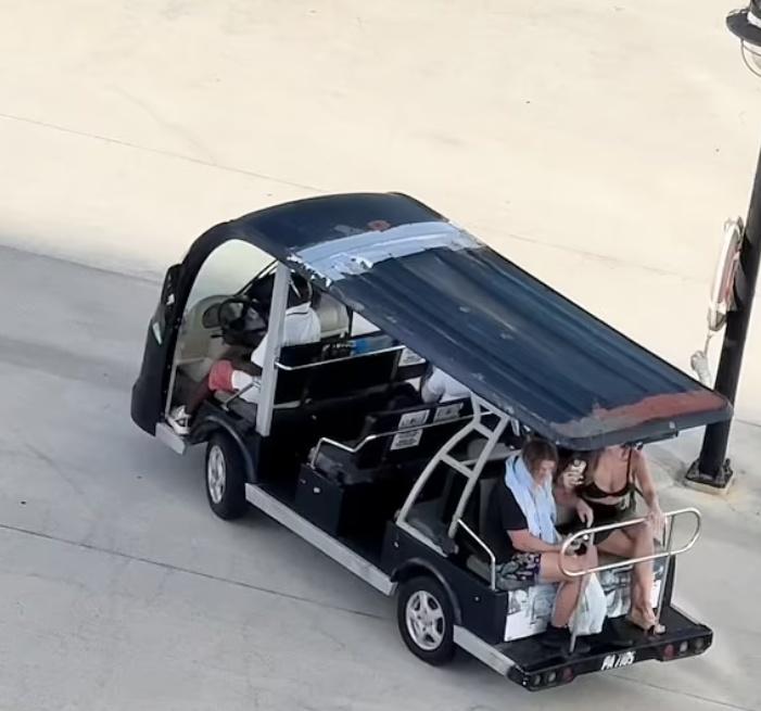 兩人只能神情沮喪地返回車上離開碼頭。