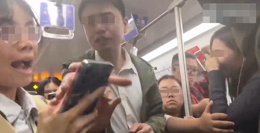 目擊女直指他明明褲子拉鍊拉開來手淫。(微博)