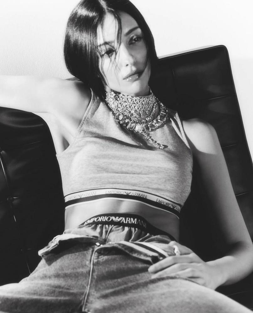 Lucy為Armani與Versace等大牌子走秀。(IG)