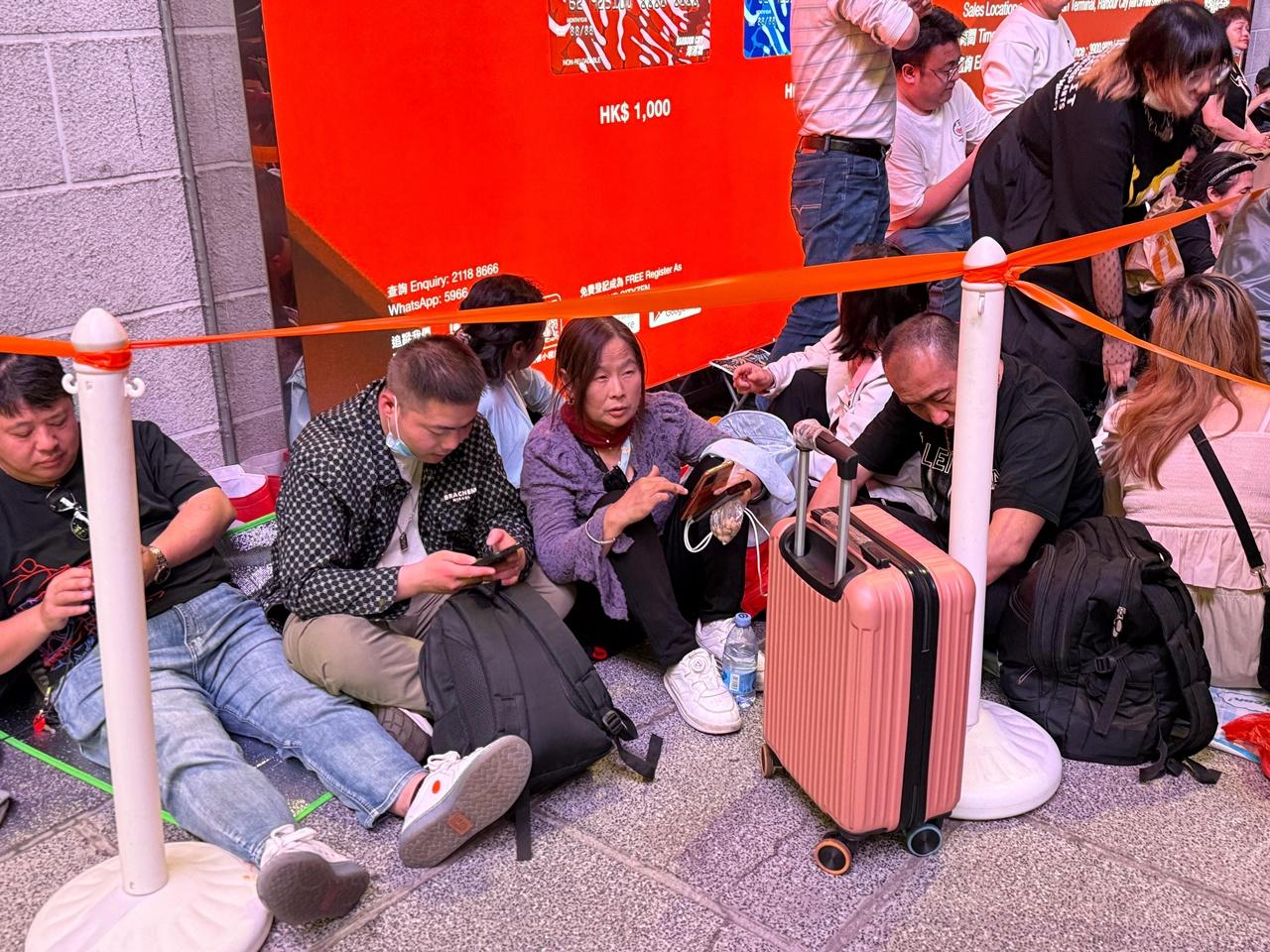昨晚引來數百粉絲到尖沙咀海港城排隊,部分人準備排通宵,場面墟冚。