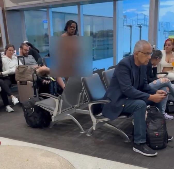 周遭乘客有的忽視,有的為之側目。(IG)