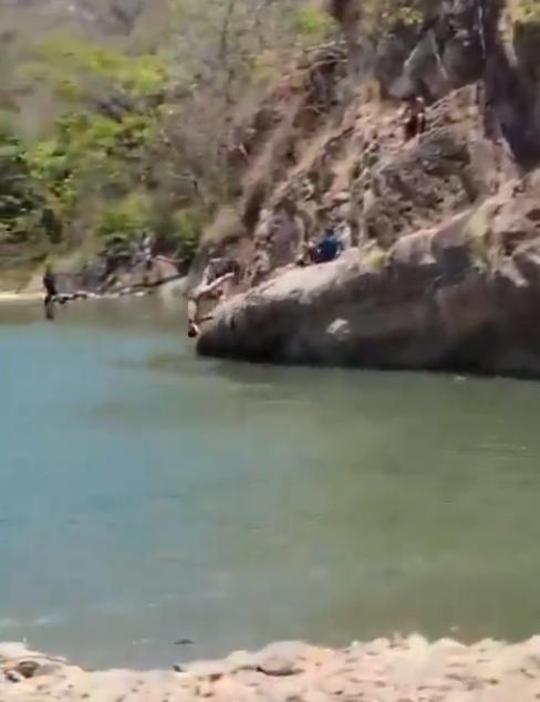 男子正面直撼下方岩石,再反彈入水裡,片中隨即傳出驚叫聲。(X)