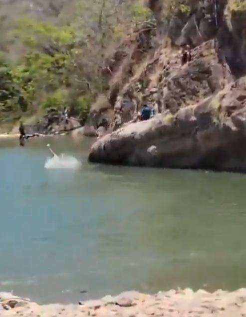 男子正面直撼下方岩石,再反彈入水裡,片中隨即傳出驚叫聲。(X)