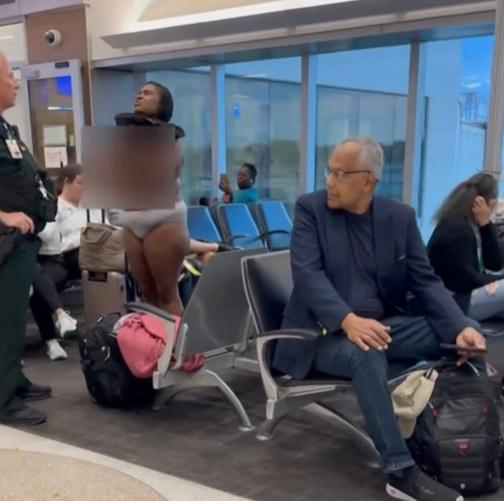 女子才接過衣服穿回,但仍不斷向警員投訴。(IG)