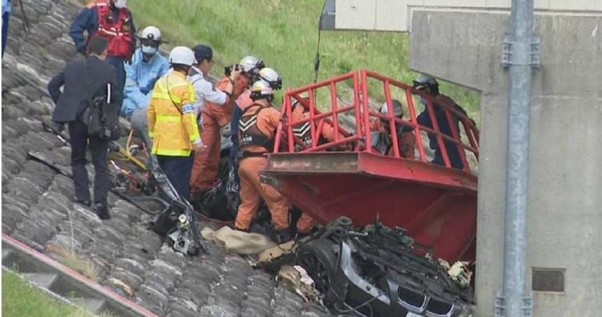 私家車衝出車道墜落,撞上防水閘門,整架車被鷹架壓扁,車身嚴重損毀儼如廢鐵,車內4人無一生還。(X)
