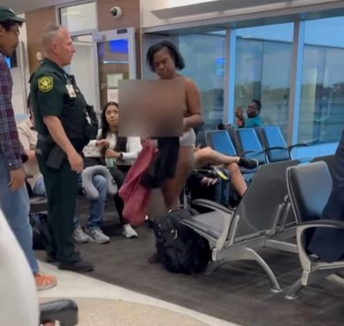 警方到場將要求女子穿回衣服。(IG)