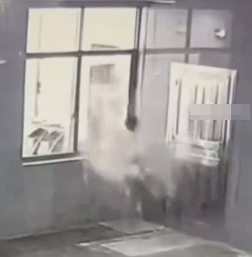 事發地點為地面,男子破窗後順勢摔倒在窗外。(微博)