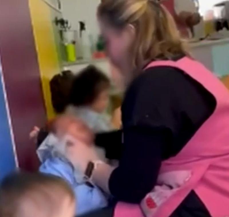 女職員在餵食過程中,抓住該名幼童,將其猛力撞向牆壁,並捏住他的臉,大喊:「不要吐出來!」(X)