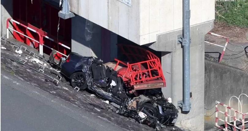 私家車衝出車道墜落,撞上防水閘門,整架車被鷹架壓扁,車身嚴重損毀儼如廢鐵,車內4人無一生還。(X)